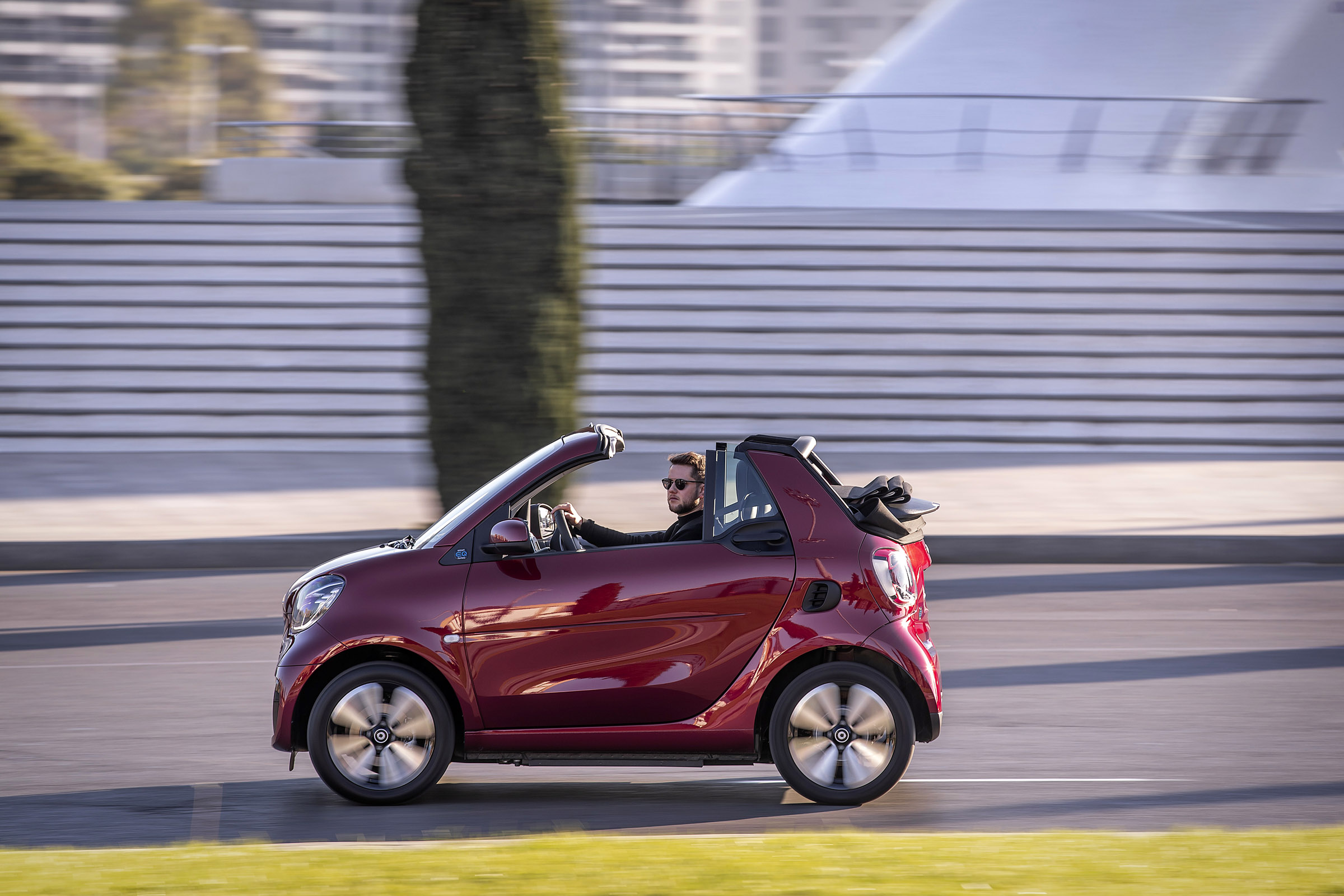 smart EQ fortwo cabrio, carmine red, prime line, interior black leather with grey topstitchingsmart EQ fortwo cabrio, Stromverbrauch kombiniert, 4,6 kW-Bordlader, (kWh/100 km), 16,8-15,4; CO2