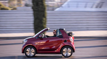 smart EQ fortwo cabrio, carmine red, prime line, interior black leather with grey topstitchingsmart EQ fortwo cabrio, Stromverbrauch kombiniert, 4,6 kW-Bordlader, (kWh/100 km), 16,8-15,4; CO2