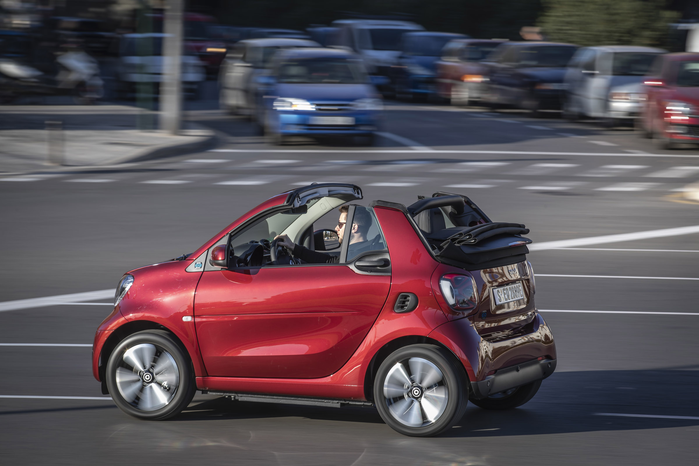 smart EQ fortwo cabrio, carmine red, prime line, interior black leather with grey topstitchingsmart EQ fortwo cabrio, Stromverbrauch kombiniert, 4,6 kW-Bordlader, (kWh/100 km), 16,8-15,4; CO2