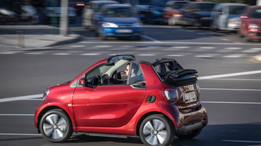 smart EQ fortwo cabrio, carmine red, prime line, interior black leather with grey topstitchingsmart EQ fortwo cabrio, Stromverbrauch kombiniert, 4,6 kW-Bordlader, (kWh/100 km), 16,8-15,4; CO2