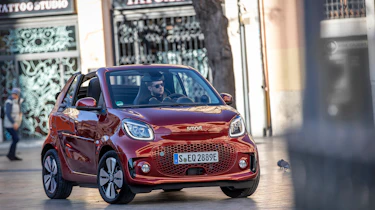 smart EQ fortwo cabrio, carmine red, prime line, interior black leather with grey topstitchingsmart EQ fortwo cabrio, Stromverbrauch kombiniert, 4,6 kW-Bordlader, (kWh/100 km), 16,8-15,4; CO2
