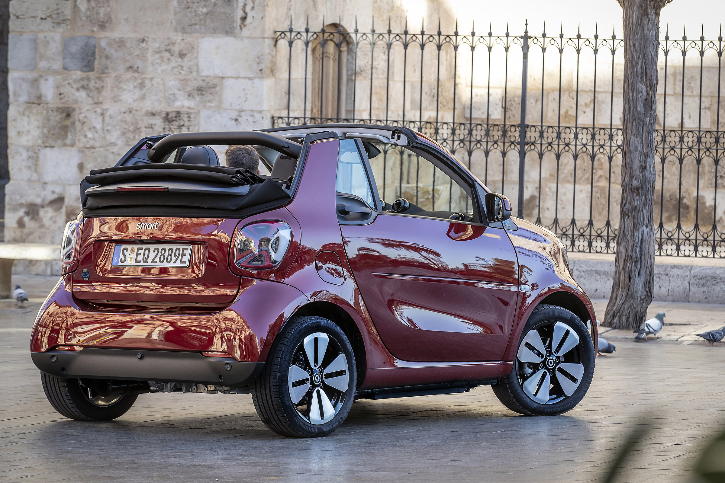 smart EQ fortwo cabrio, carmine red, prime line, interior black leather with grey topstitchingsmart EQ fortwo cabrio, Stromverbrauch kombiniert, 4,6 kW-Bordlader, (kWh/100 km), 16,8-15,4; CO2