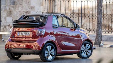 smart EQ fortwo cabrio, carmine red, prime line, interior black leather with grey topstitchingsmart EQ fortwo cabrio, Stromverbrauch kombiniert, 4,6 kW-Bordlader, (kWh/100 km), 16,8-15,4; CO2