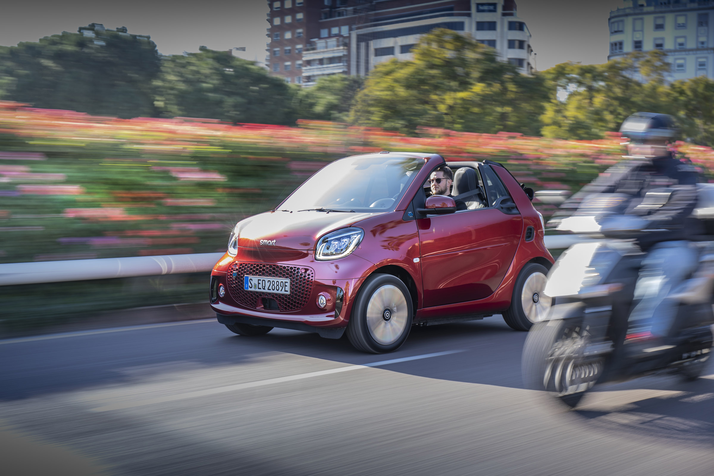 smart EQ fortwo cabrio, carmine red, prime line, interior black leather with grey topstitchingsmart EQ fortwo cabrio, Stromverbrauch kombiniert, 4,6 kW-Bordlader, (kWh/100 km), 16,8-15,4; CO2
