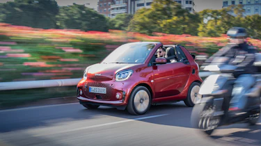smart EQ fortwo cabrio, carmine red, prime line, interior black leather with grey topstitchingsmart EQ fortwo cabrio, Stromverbrauch kombiniert, 4,6 kW-Bordlader, (kWh/100 km), 16,8-15,4; CO2