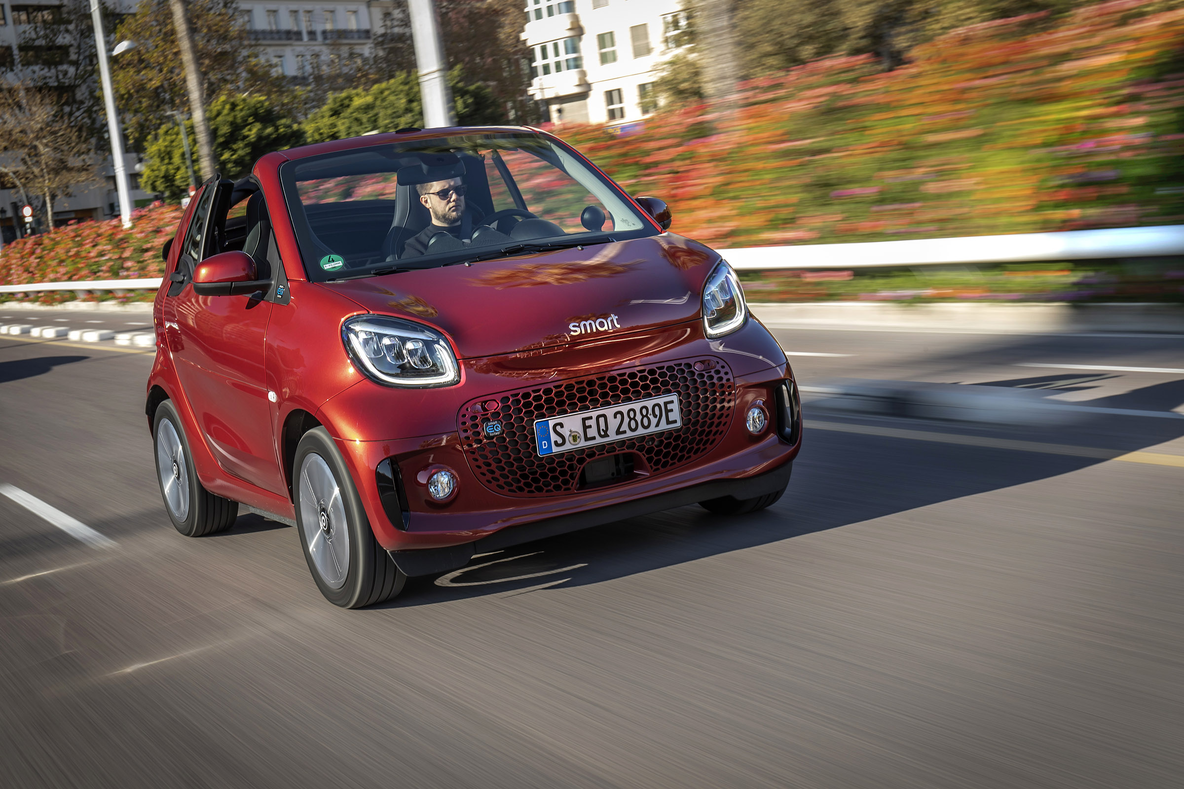 smart EQ fortwo cabrio, carmine red, prime line, interior black leather with grey topstitchingsmart EQ fortwo cabrio, Stromverbrauch kombiniert, 4,6 kW-Bordlader, (kWh/100 km), 16,8-15,4; CO2