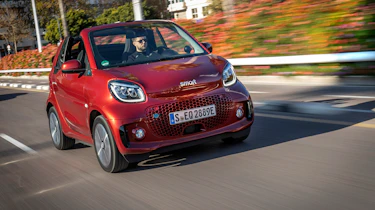 smart EQ fortwo cabrio, carmine red, prime line, interior black leather with grey topstitchingsmart EQ fortwo cabrio, Stromverbrauch kombiniert, 4,6 kW-Bordlader, (kWh/100 km), 16,8-15,4; CO2