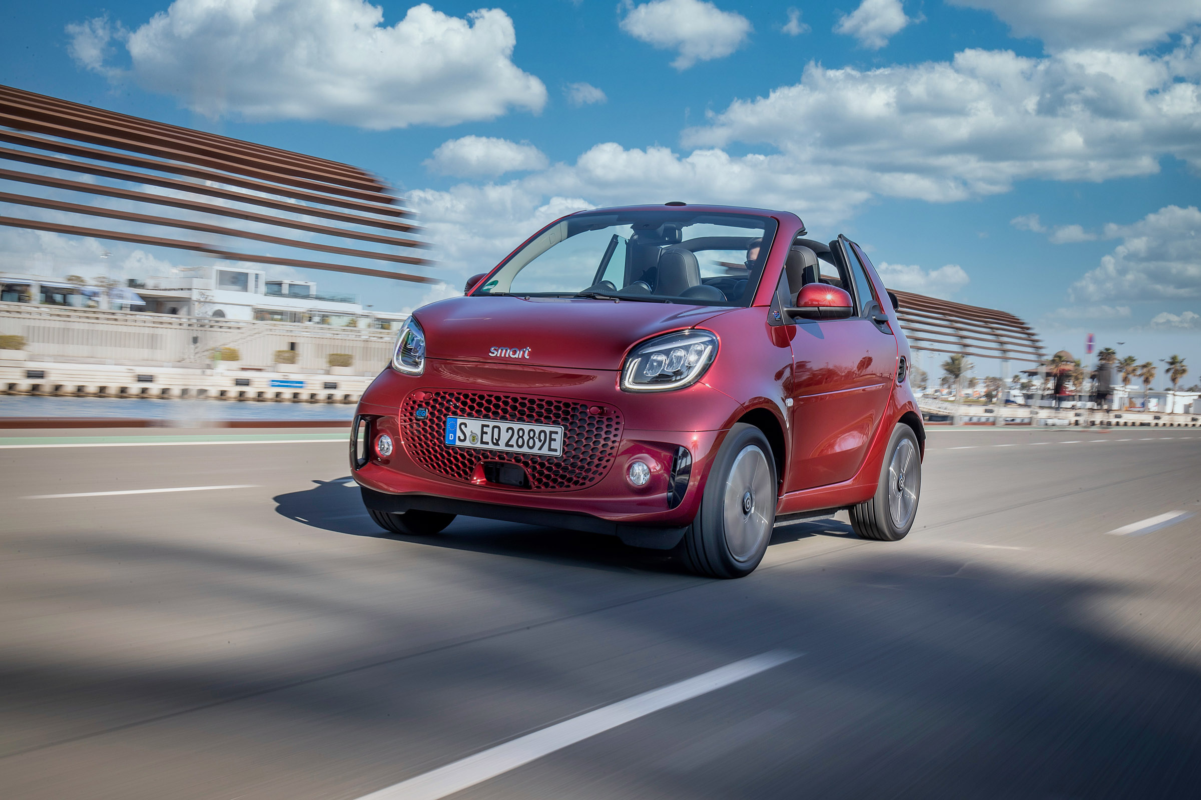 smart EQ fortwo cabrio, carmine red, prime line, interior black leather with grey topstitchingsmart EQ fortwo cabrio, Stromverbrauch kombiniert, 4,6 kW-Bordlader, (kWh/100 km), 16,8-15,4; CO2