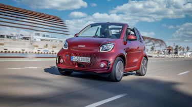 smart EQ fortwo cabrio, carmine red, prime line, interior black leather with grey topstitchingsmart EQ fortwo cabrio, Stromverbrauch kombiniert, 4,6 kW-Bordlader, (kWh/100 km), 16,8-15,4; CO2