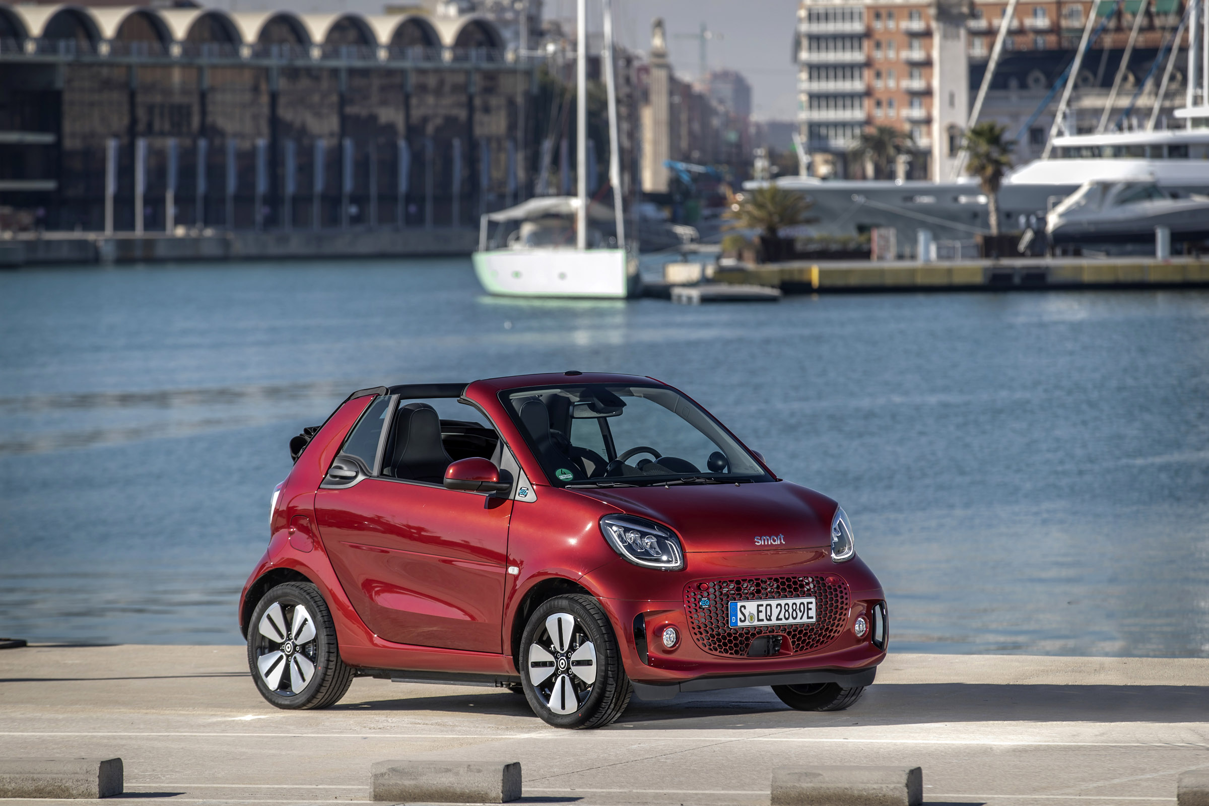 smart EQ fortwo cabrio, carmine red, prime line, interior black leather with grey topstitchingsmart EQ fortwo cabrio, Stromverbrauch kombiniert, 4,6 kW-Bordlader, (kWh/100 km), 16,8-15,4; CO2