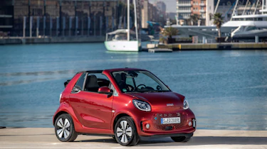 smart EQ fortwo cabrio, carmine red, prime line, interior black leather with grey topstitchingsmart EQ fortwo cabrio, Stromverbrauch kombiniert, 4,6 kW-Bordlader, (kWh/100 km), 16,8-15,4; CO2