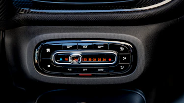 smart EQ fortwo cabrio, carmine red, prime line, interior black leather with grey topstitchingsmart EQ fortwo cabrio, Stromverbrauch kombiniert, 4,6 kW-Bordlader, (kWh/100 km), 16,8-15,4; CO2