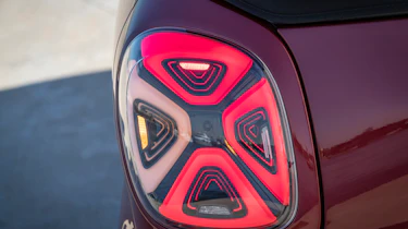 smart EQ fortwo cabrio, carmine red, prime line, interior black leather with grey topstitchingsmart EQ fortwo cabrio, Stromverbrauch kombiniert, 4,6 kW-Bordlader, (kWh/100 km), 16,8-15,4; CO2