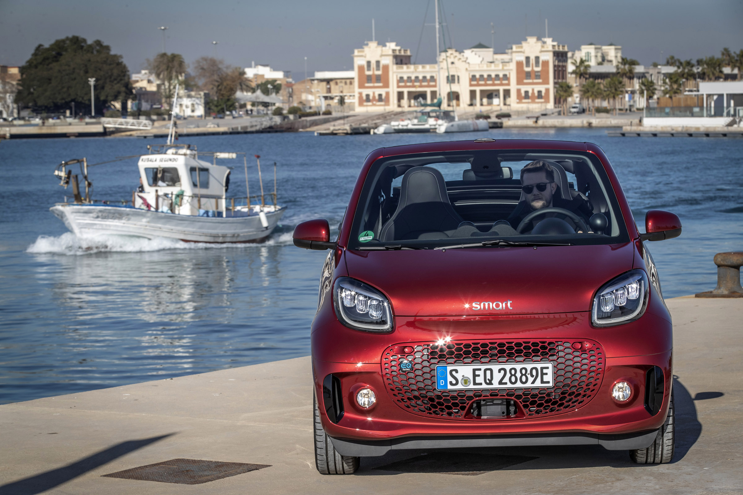 smart EQ fortwo cabrio, carmine red, prime line, interior black leather with grey topstitchingsmart EQ fortwo cabrio, Stromverbrauch kombiniert, 4,6 kW-Bordlader, (kWh/100 km), 16,8-15,4; CO2