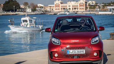 smart EQ fortwo cabrio, carmine red, prime line, interior black leather with grey topstitchingsmart EQ fortwo cabrio, Stromverbrauch kombiniert, 4,6 kW-Bordlader, (kWh/100 km), 16,8-15,4; CO2
