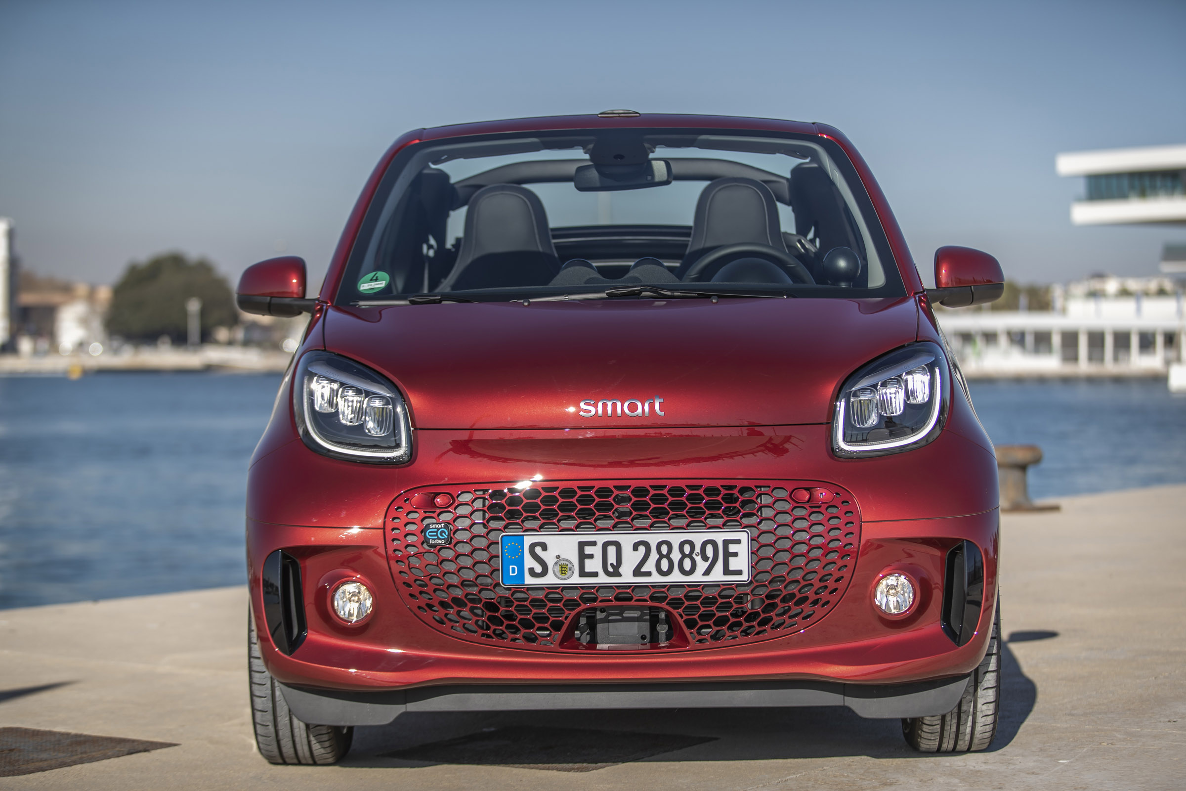 smart EQ fortwo cabrio, carmine red, prime line, interior black leather with grey topstitchingsmart EQ fortwo cabrio, Stromverbrauch kombiniert, 4,6 kW-Bordlader, (kWh/100 km), 16,8-15,4; CO2