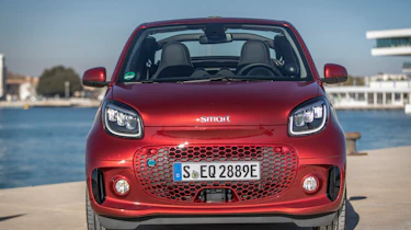 smart EQ fortwo cabrio, carmine red, prime line, interior black leather with grey topstitchingsmart EQ fortwo cabrio, Stromverbrauch kombiniert, 4,6 kW-Bordlader, (kWh/100 km), 16,8-15,4; CO2