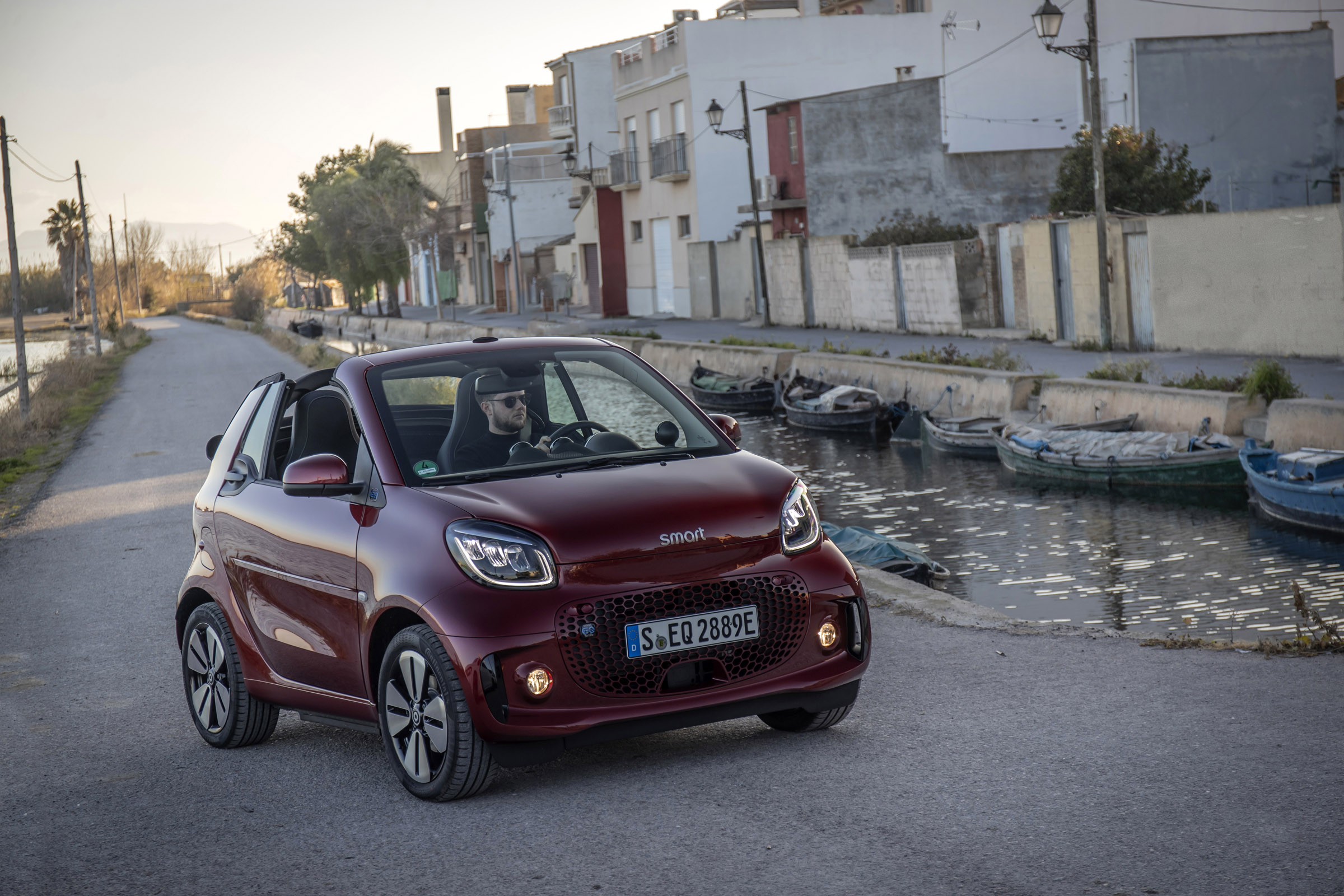 smart EQ fortwo cabrio, carmine red, prime line, interior black leather with grey topstitchingsmart EQ fortwo cabrio, Stromverbrauch kombiniert, 4,6 kW-Bordlader, (kWh/100 km), 16,8-15,4; CO2