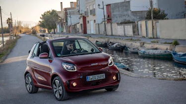 smart EQ fortwo cabrio, carmine red, prime line, interior black leather with grey topstitchingsmart EQ fortwo cabrio, Stromverbrauch kombiniert, 4,6 kW-Bordlader, (kWh/100 km), 16,8-15,4; CO2