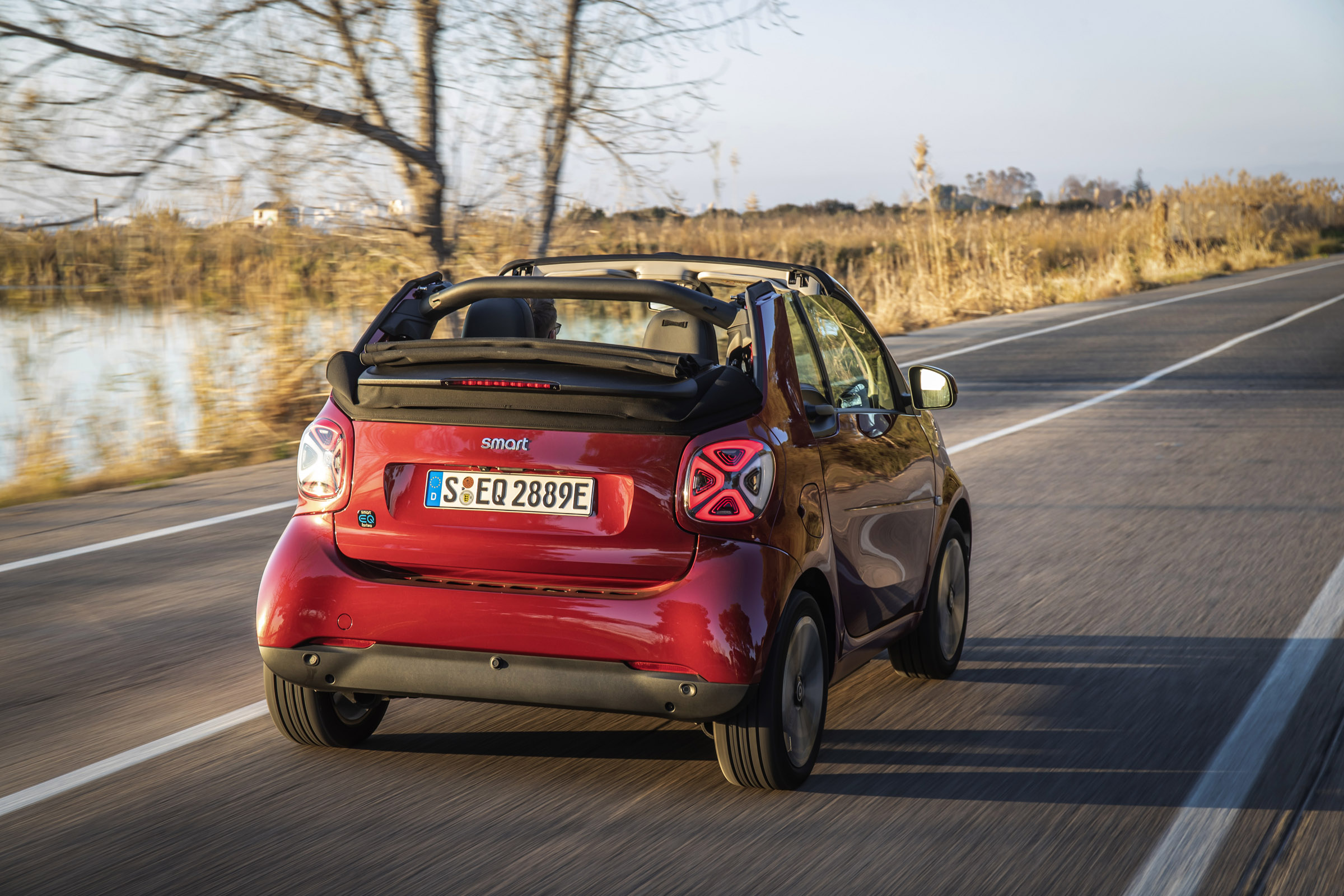 smart EQ fortwo cabrio, carmine red, prime line, interior black leather with grey topstitchingsmart EQ fortwo cabrio, Stromverbrauch kombiniert, 4,6 kW-Bordlader, (kWh/100 km), 16,8-15,4; CO2