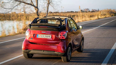 smart EQ fortwo cabrio, carmine red, prime line, interior black leather with grey topstitchingsmart EQ fortwo cabrio, Stromverbrauch kombiniert, 4,6 kW-Bordlader, (kWh/100 km), 16,8-15,4; CO2