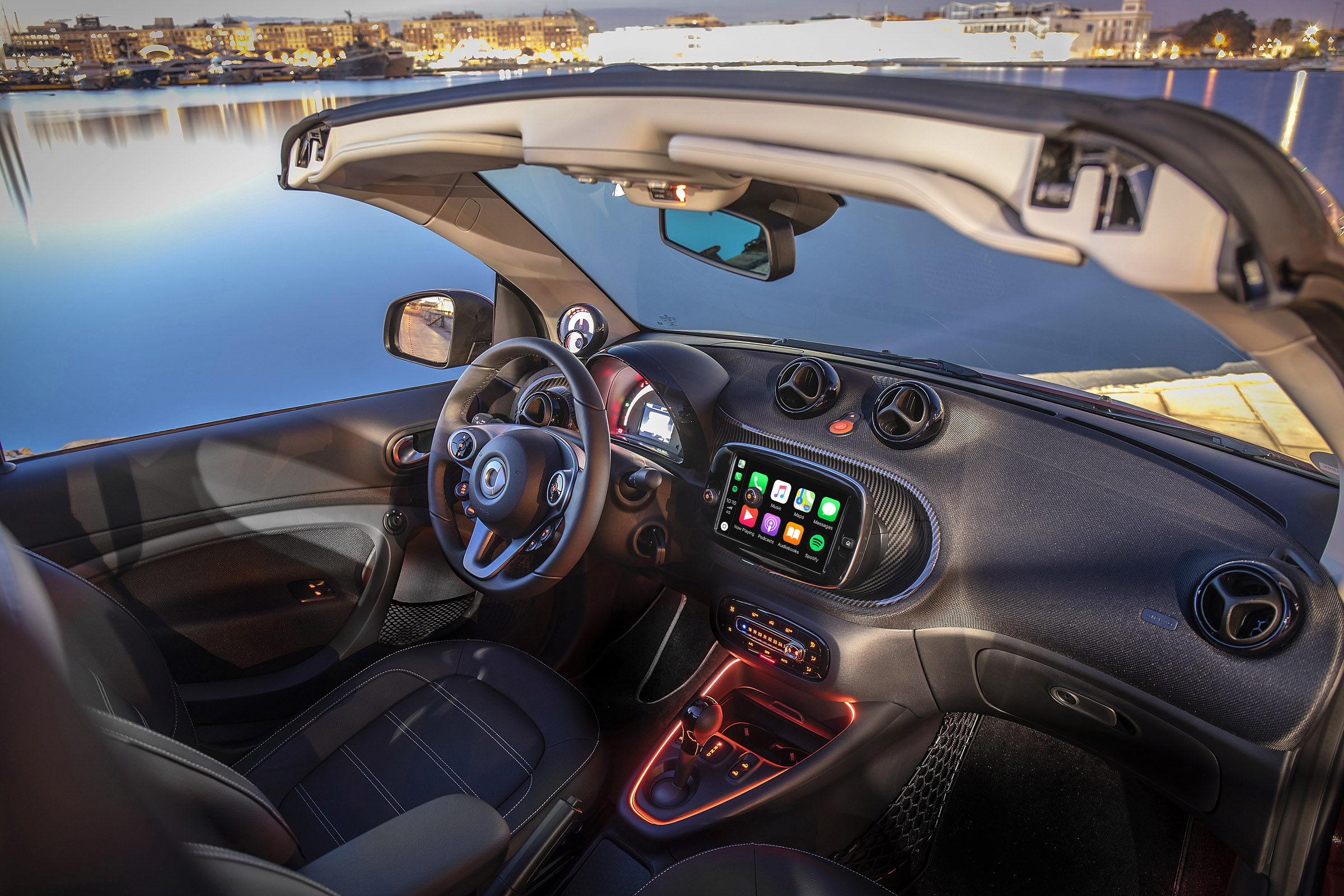 smart EQ fortwo cabrio, carmine red, prime line, interior black leather with grey topstitchingsmart EQ fortwo cabrio, Stromverbrauch kombiniert, 4,6 kW-Bordlader, (kWh/100 km), 16,8-15,4; CO2