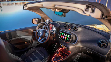 smart EQ fortwo cabrio, carmine red, prime line, interior black leather with grey topstitchingsmart EQ fortwo cabrio, Stromverbrauch kombiniert, 4,6 kW-Bordlader, (kWh/100 km), 16,8-15,4; CO2