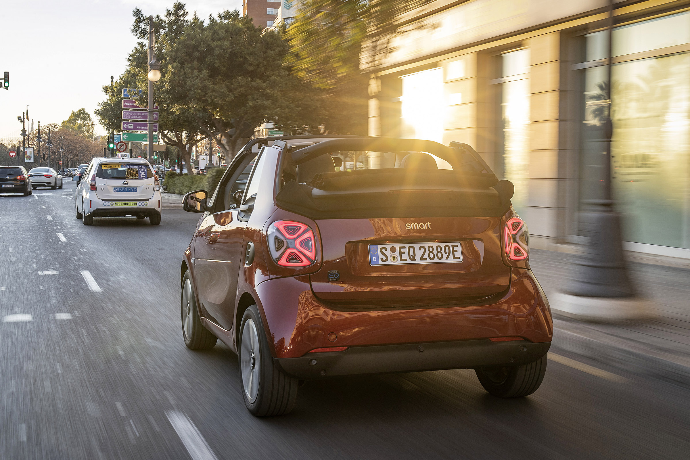 smart EQ fortwo cabrio, carmine red, prime line, interior black leather with grey topstitchingsmart EQ fortwo cabrio, Stromverbrauch kombiniert, 4,6 kW-Bordlader, (kWh/100 km), 16,8-15,4; CO2