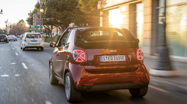 smart EQ fortwo cabrio, carmine red, prime line, interior black leather with grey topstitchingsmart EQ fortwo cabrio, Stromverbrauch kombiniert, 4,6 kW-Bordlader, (kWh/100 km), 16,8-15,4; CO2