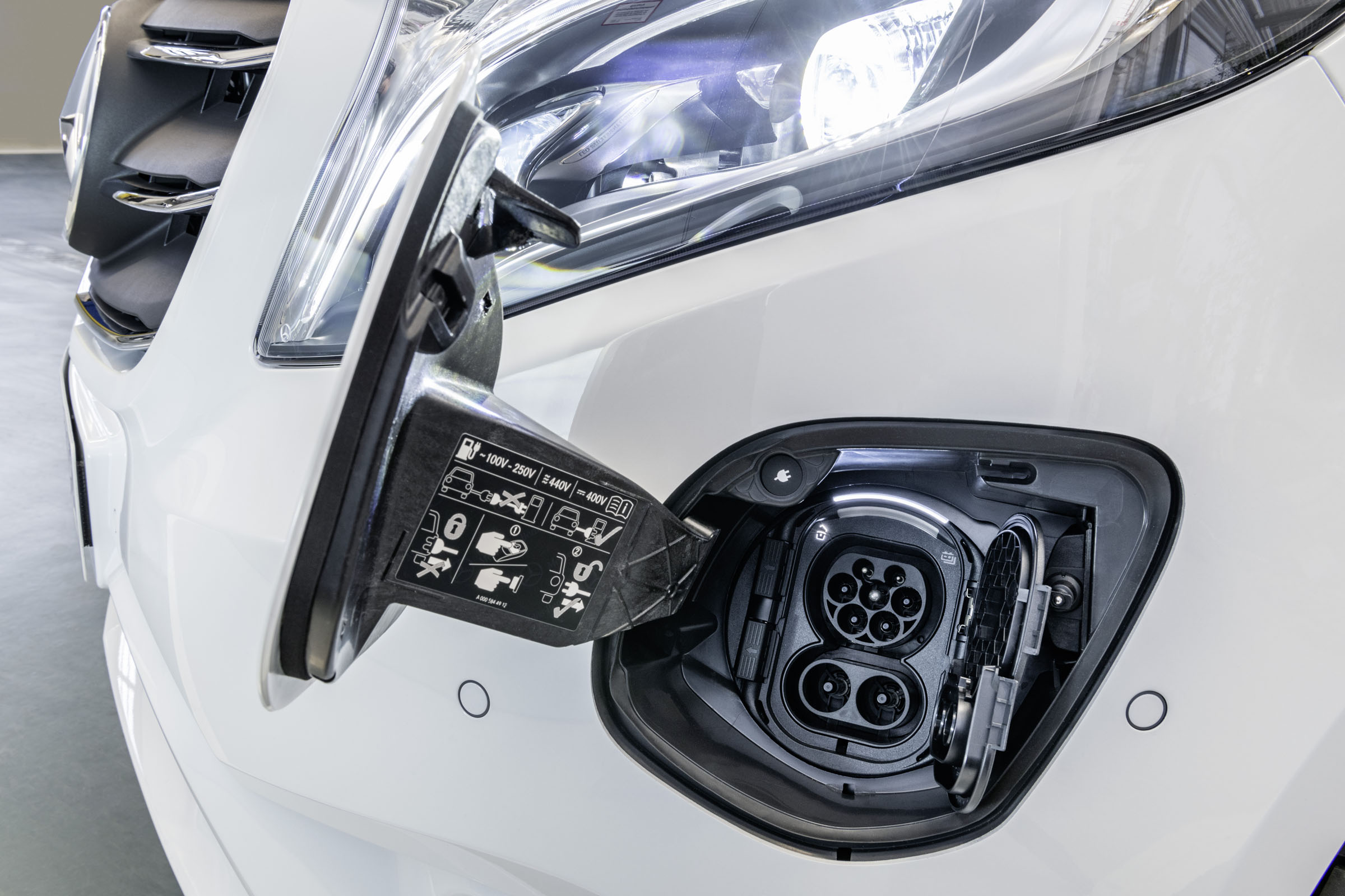 Der neue Mercedes-Benz eVito Tourer (Stromverbrauch kombiniert: 26,2 kWh/100 km; CO2-Emissionen kombiniert: 0 g/km) – Exterieur // The new Mercedes-Benz eVito Tourer (combined power consumpti