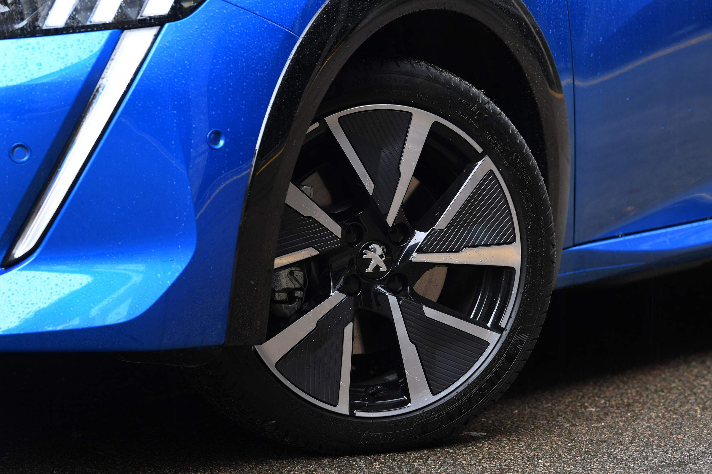 Peugeot e-208