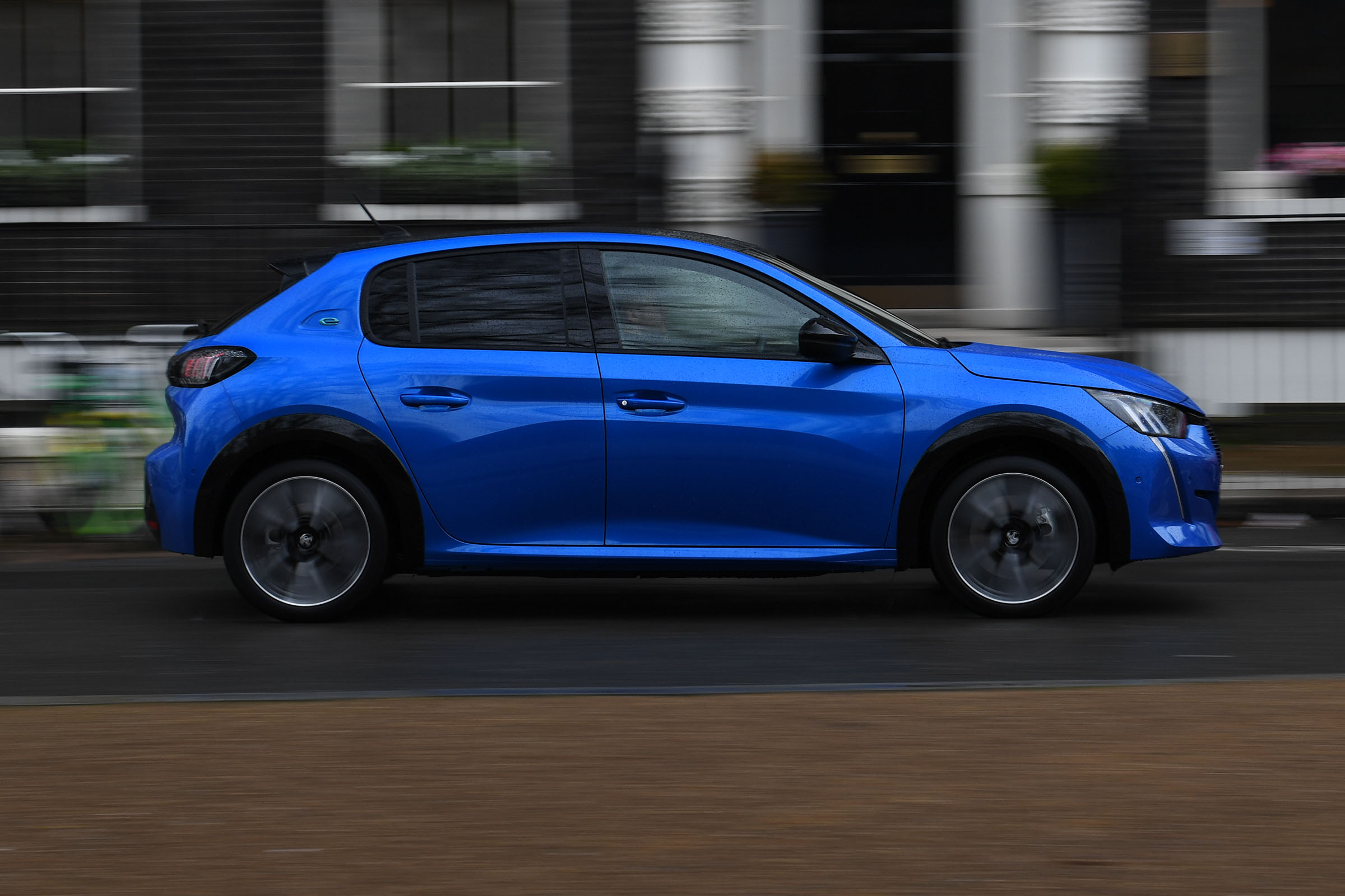 Peugeot e-208