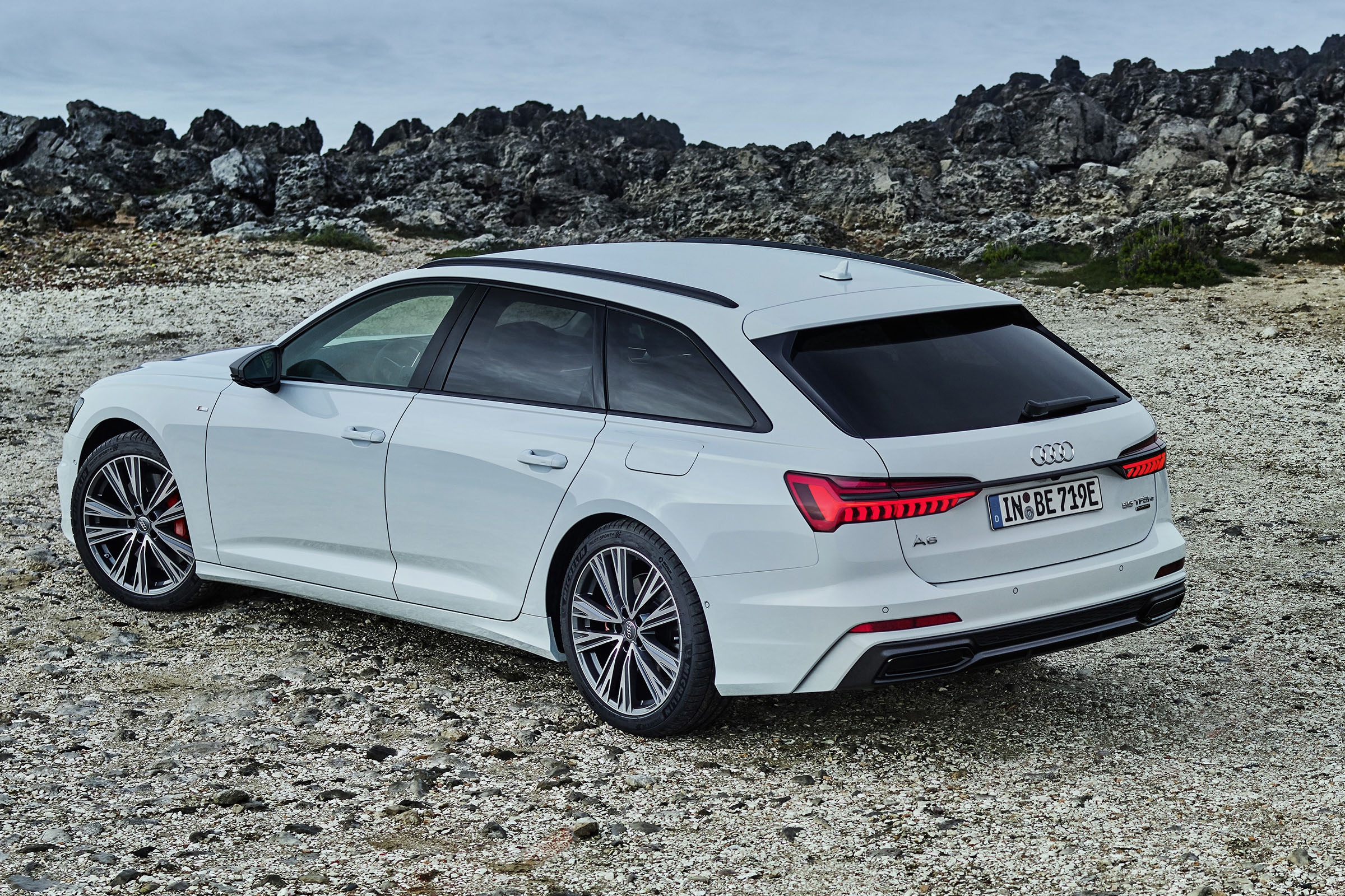 Static photo,Colour: Glacier white