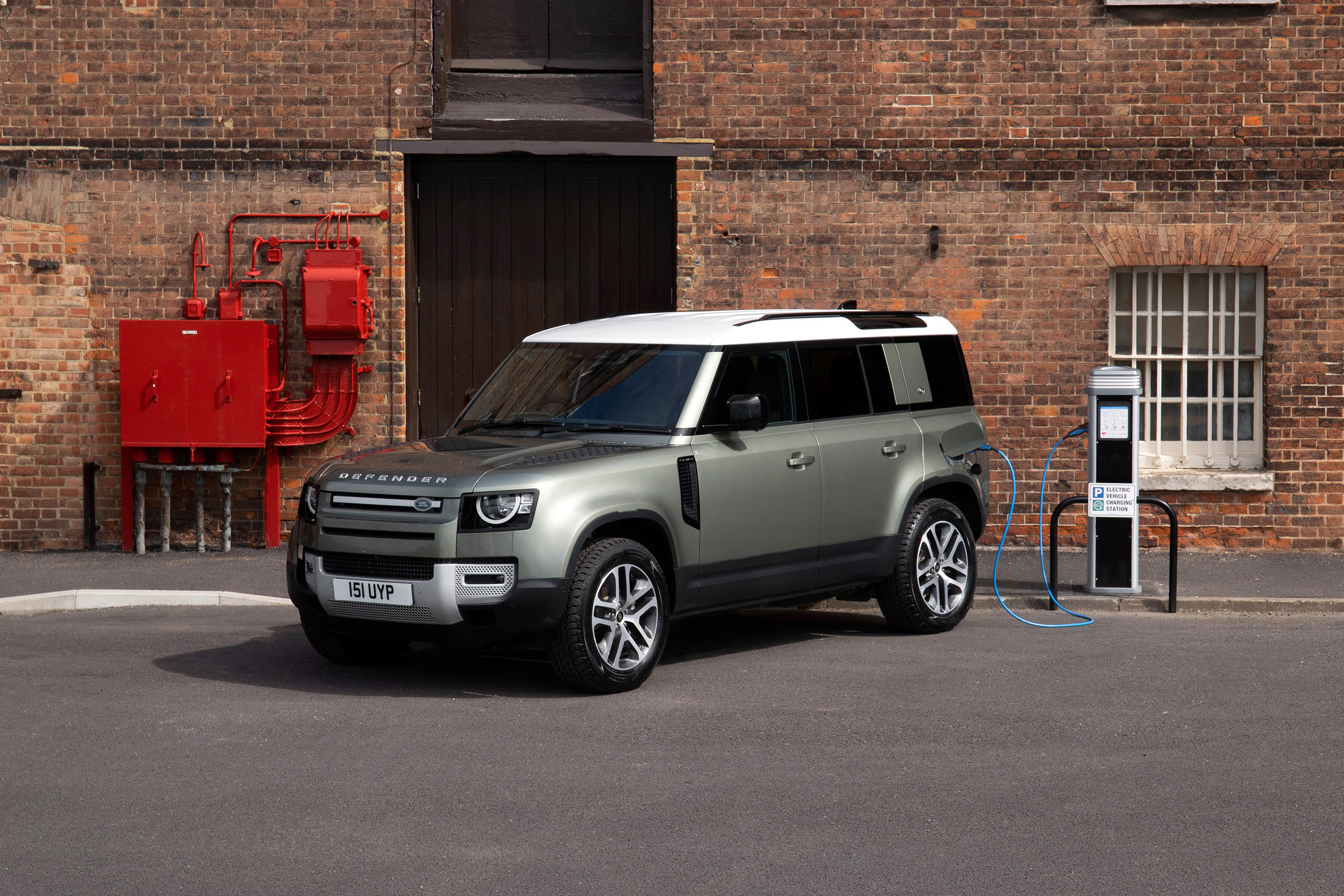 Land Rover Defender P400e