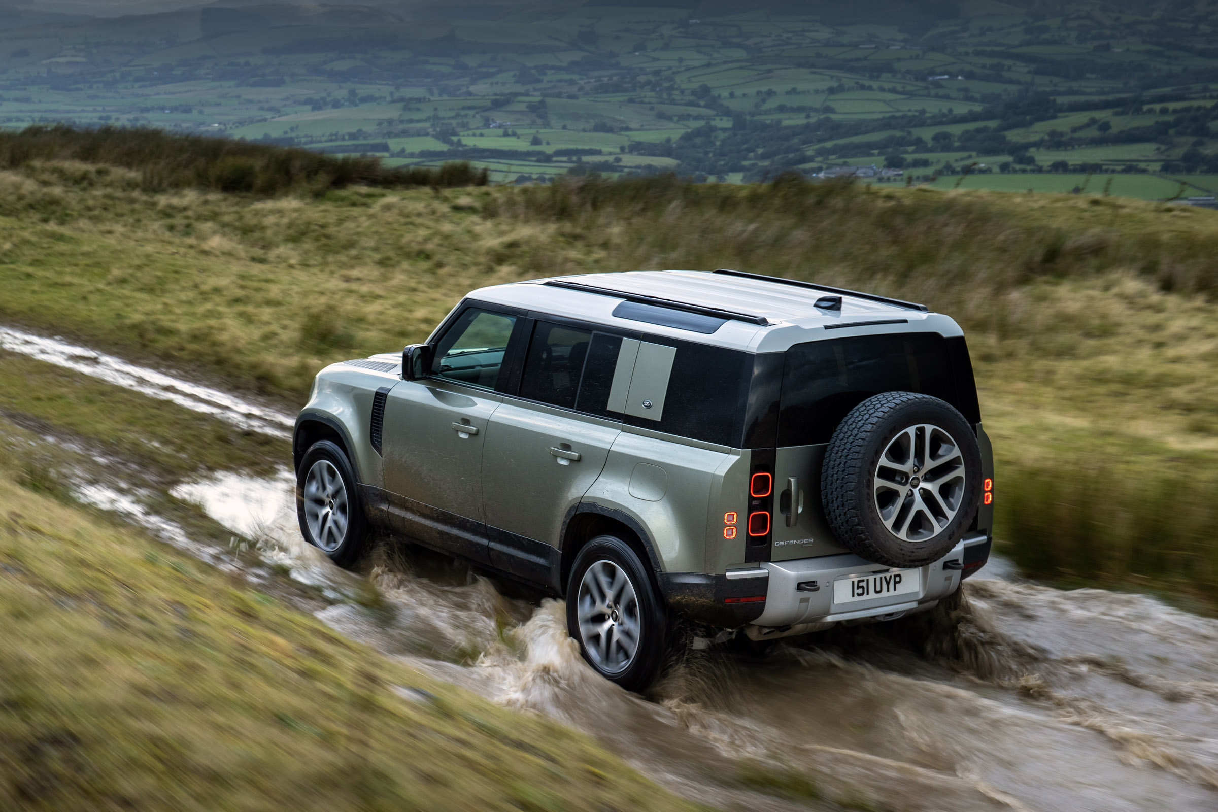 Land Rover Defender P400e