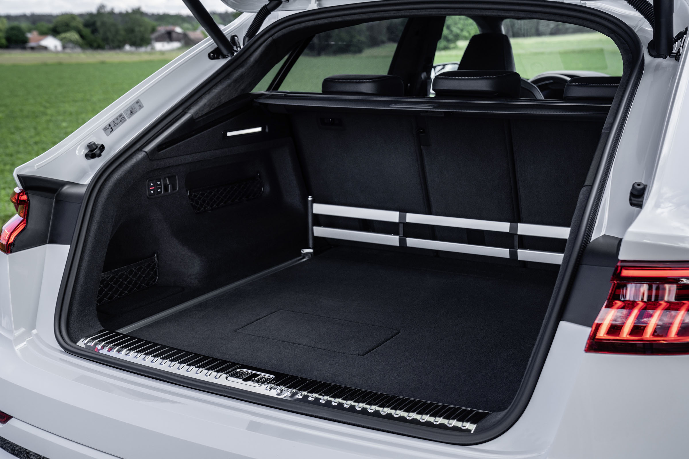 Lugage compartmentColor: Glacier white