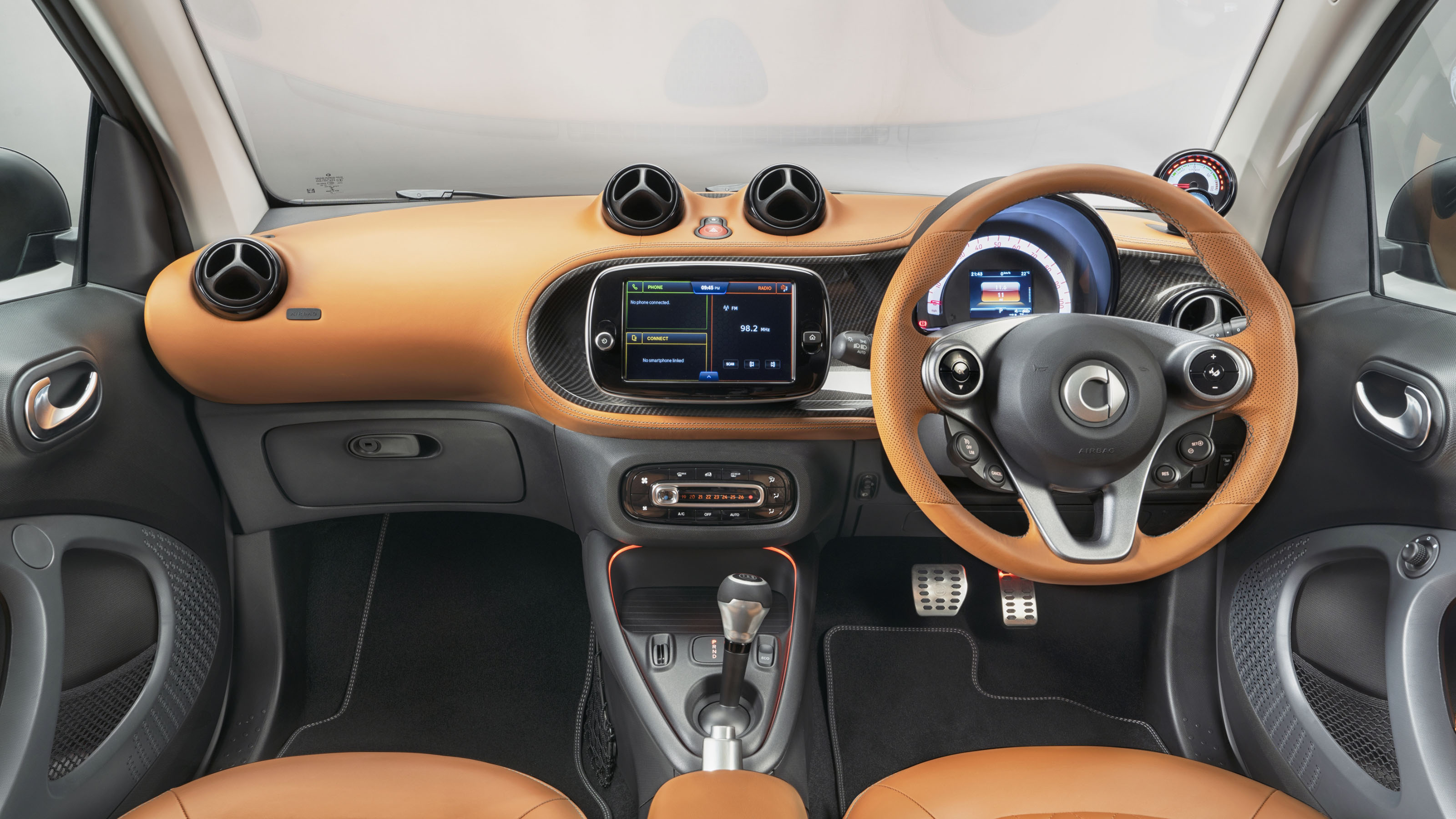 Smart EQ ForTwo Coupe Racing Green Edition interior