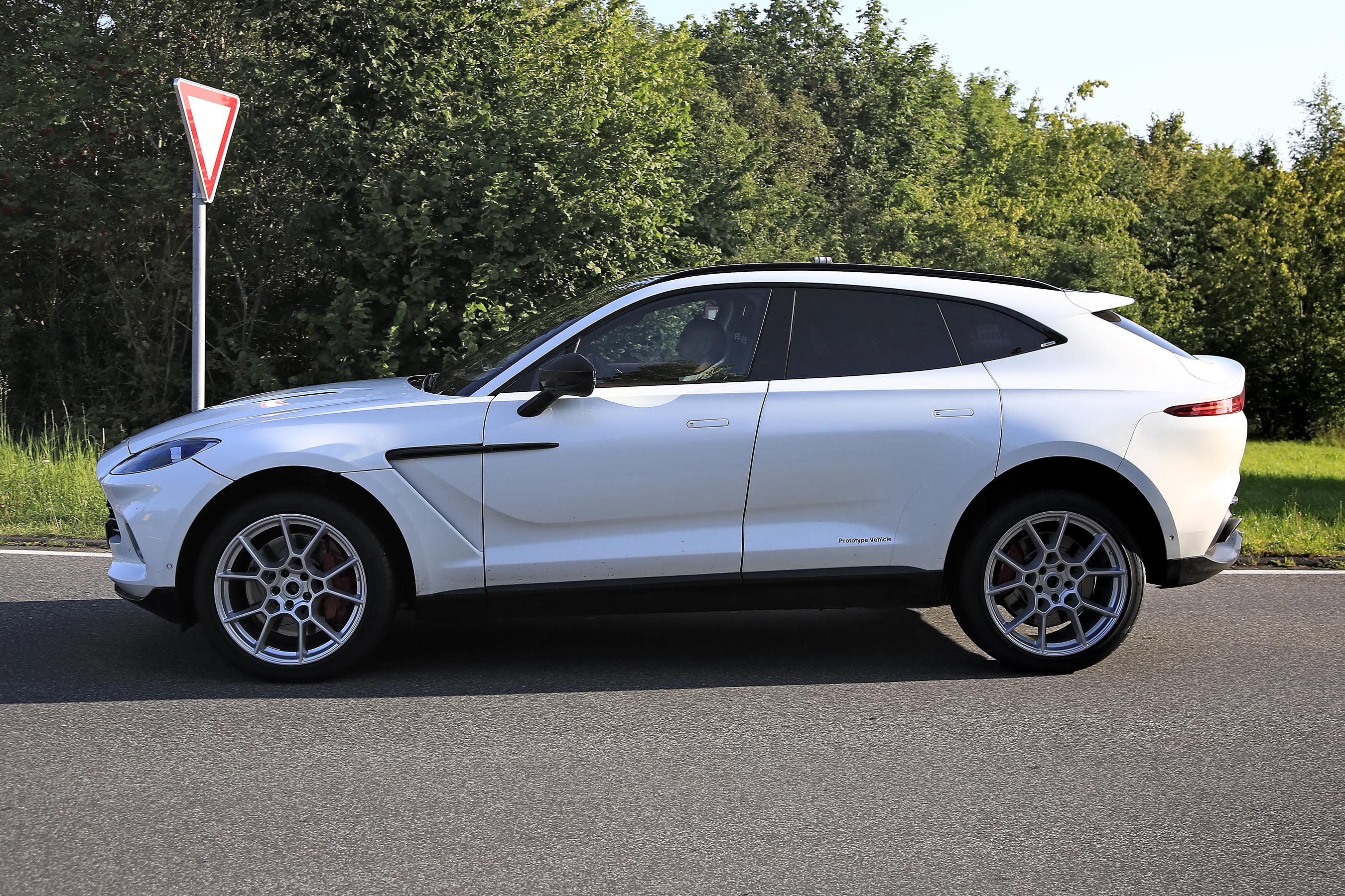 Aston Martin DBX hybrid