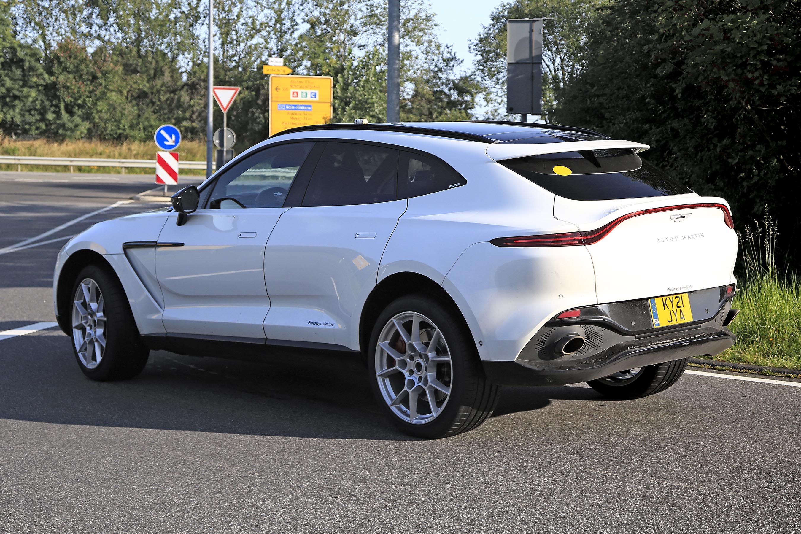 Aston Martin DBX hybrid
