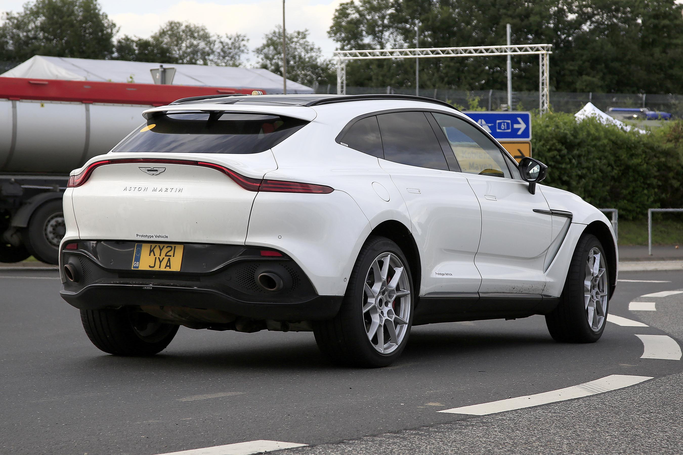 Aston Martin DBX hybrid