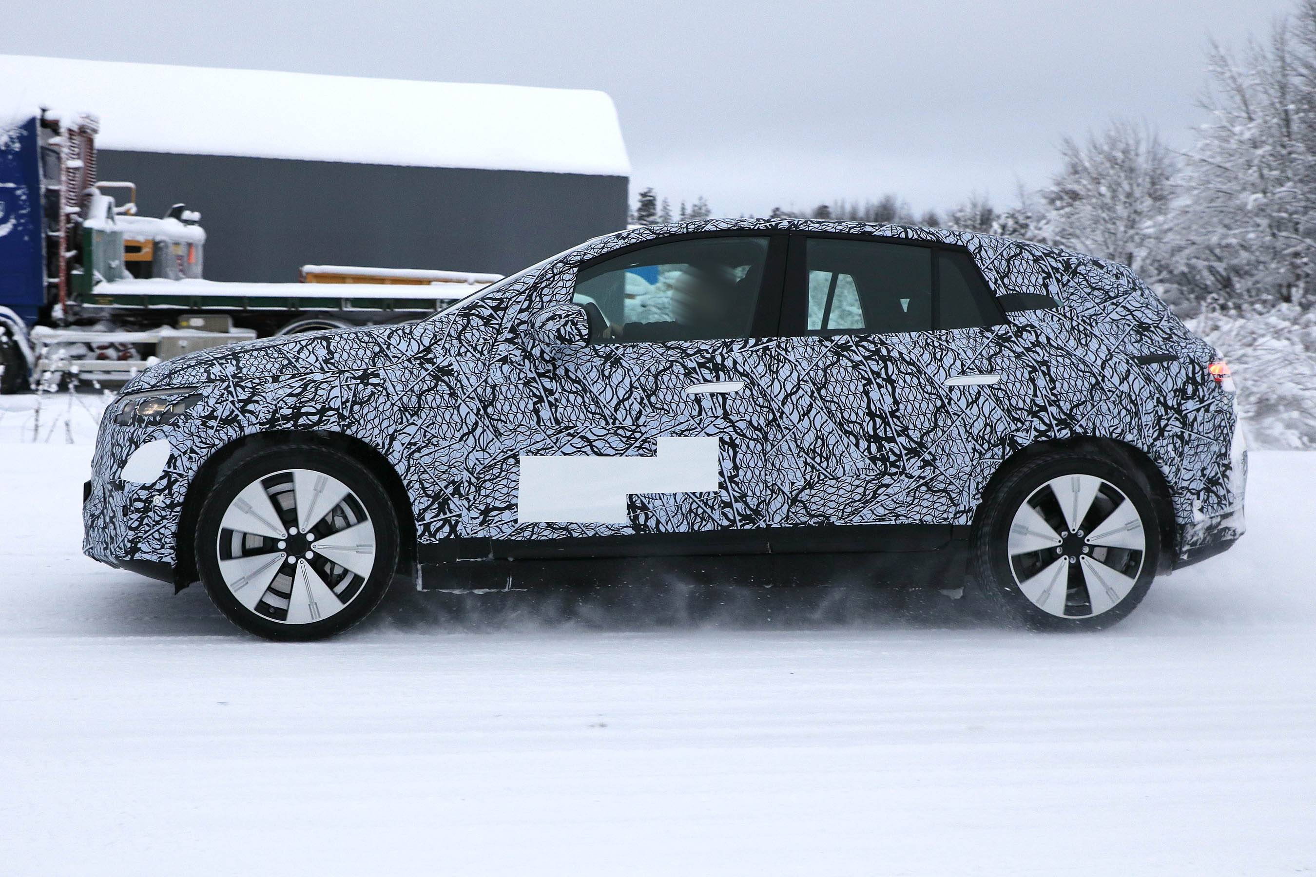 Mercedes EQE SUV