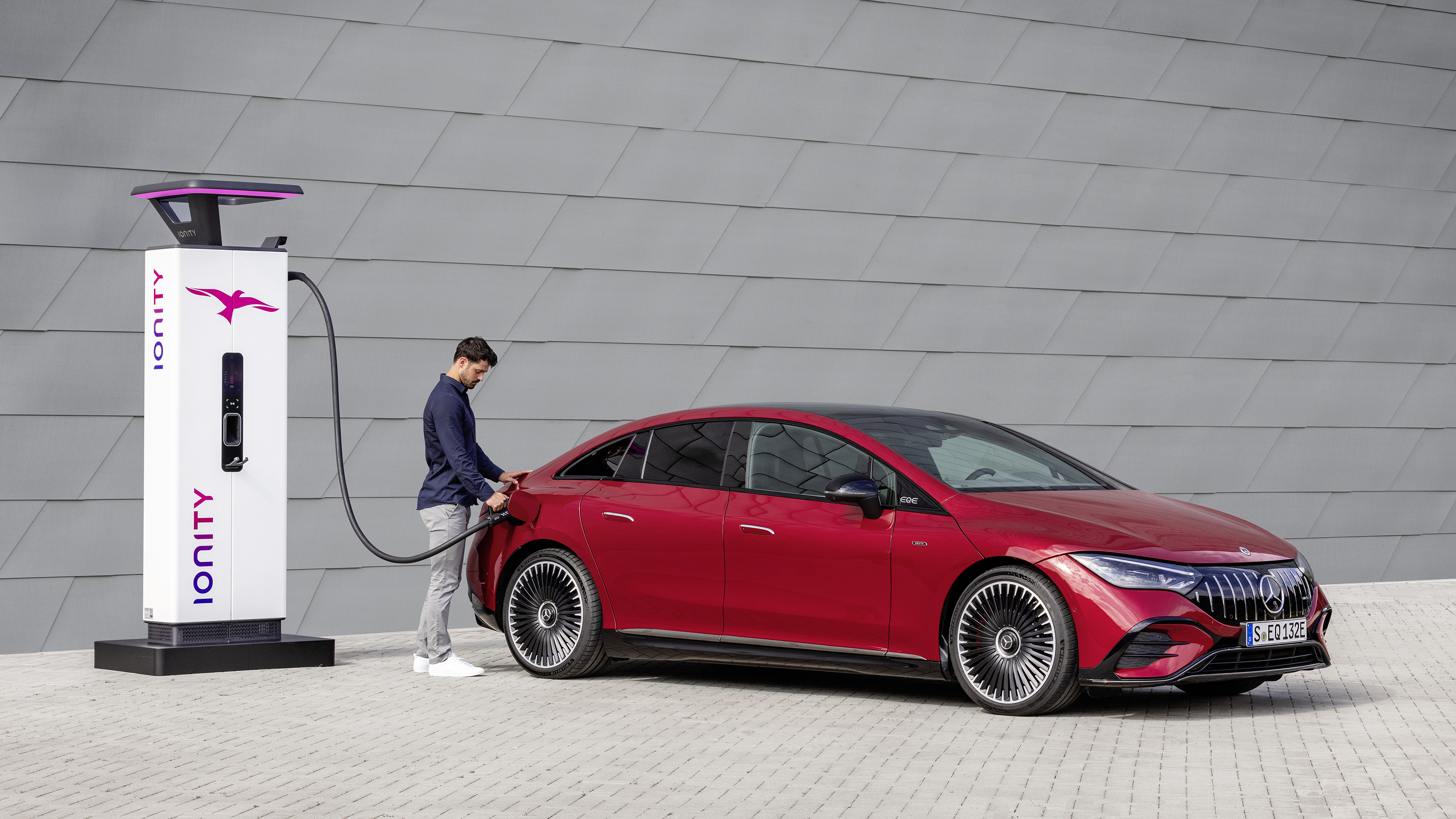Mercedes-AMG EQE 43
