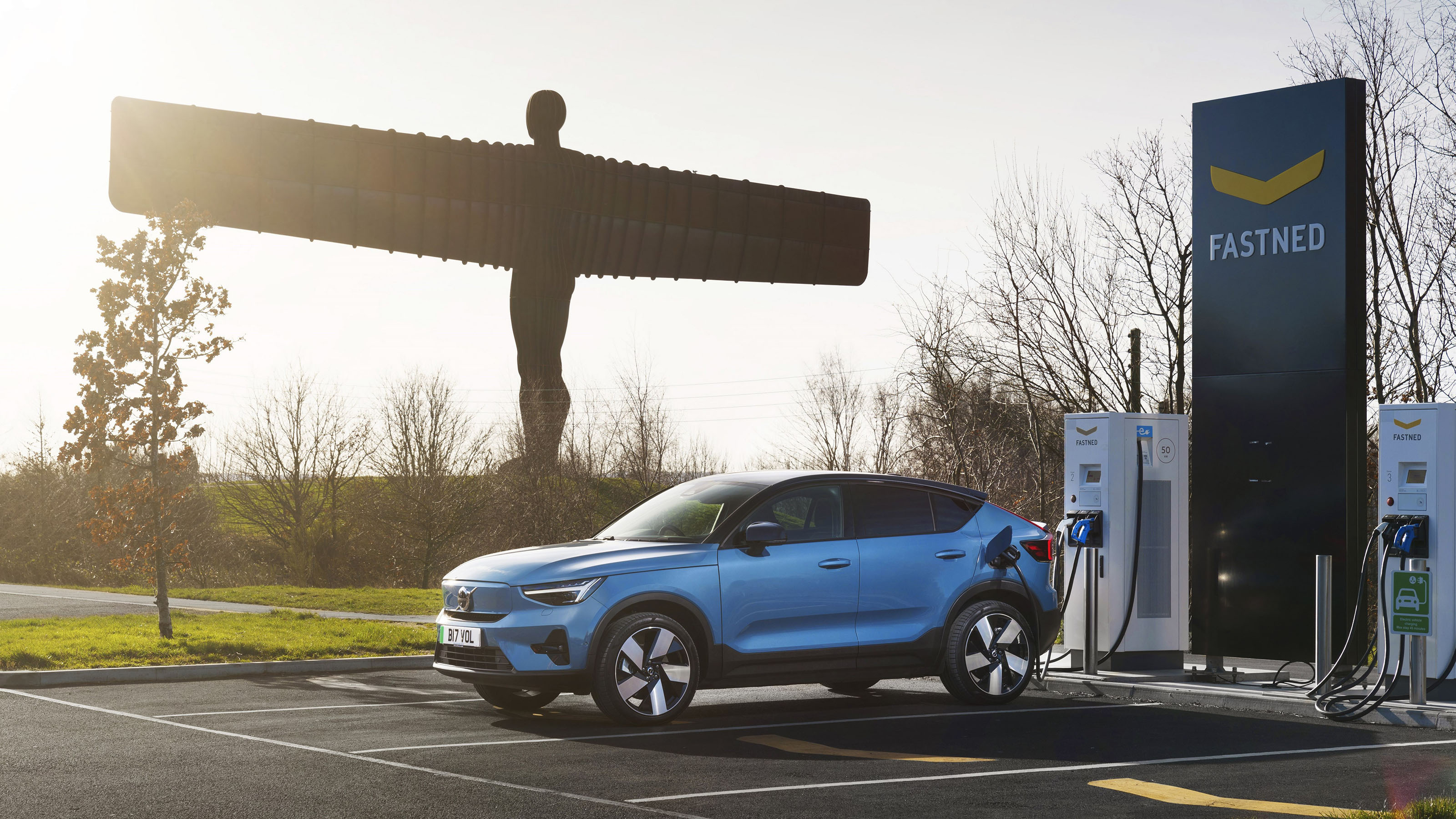 Volvo C40 at Fastned charger