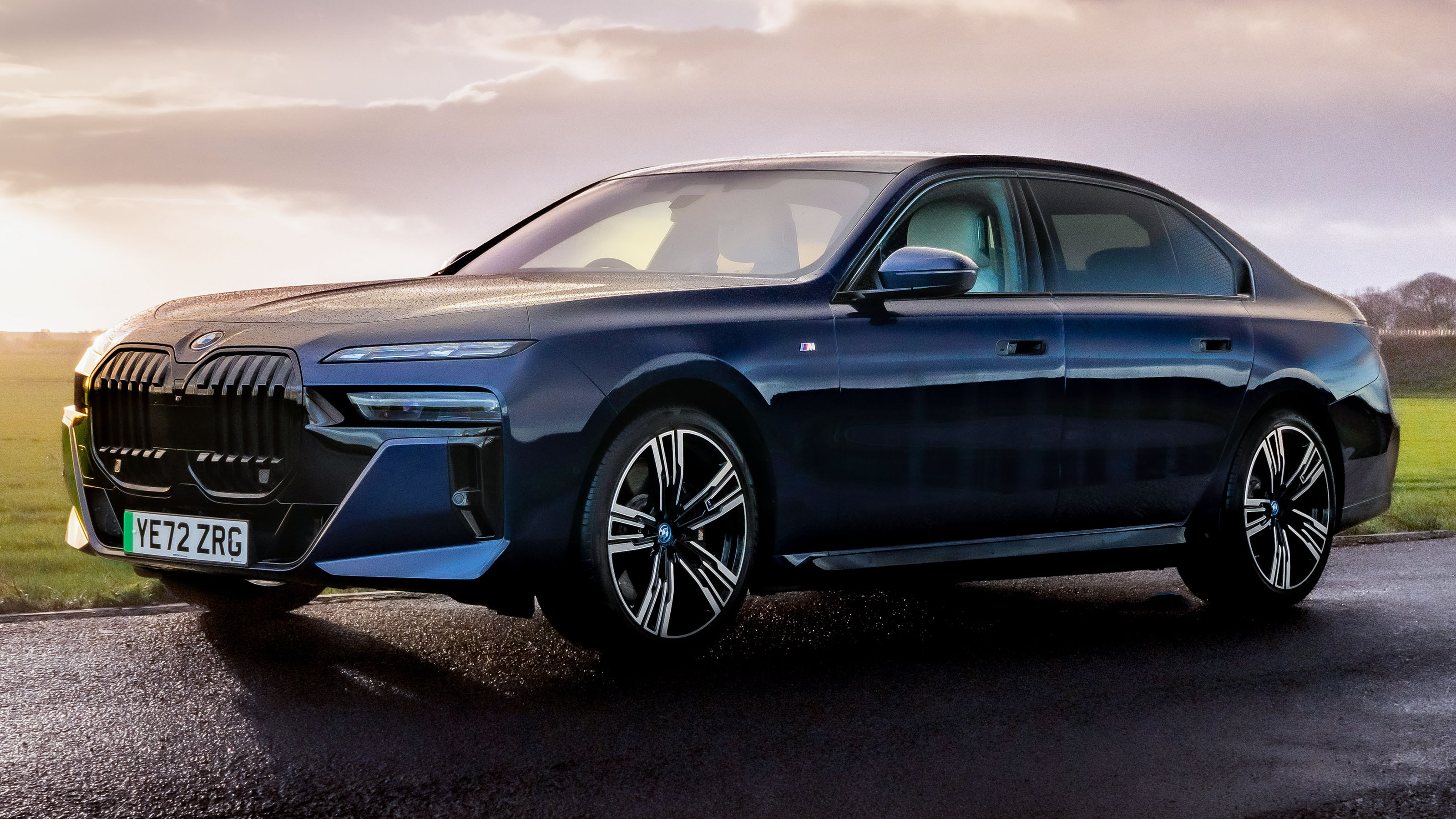BMW i7 UK static exterior