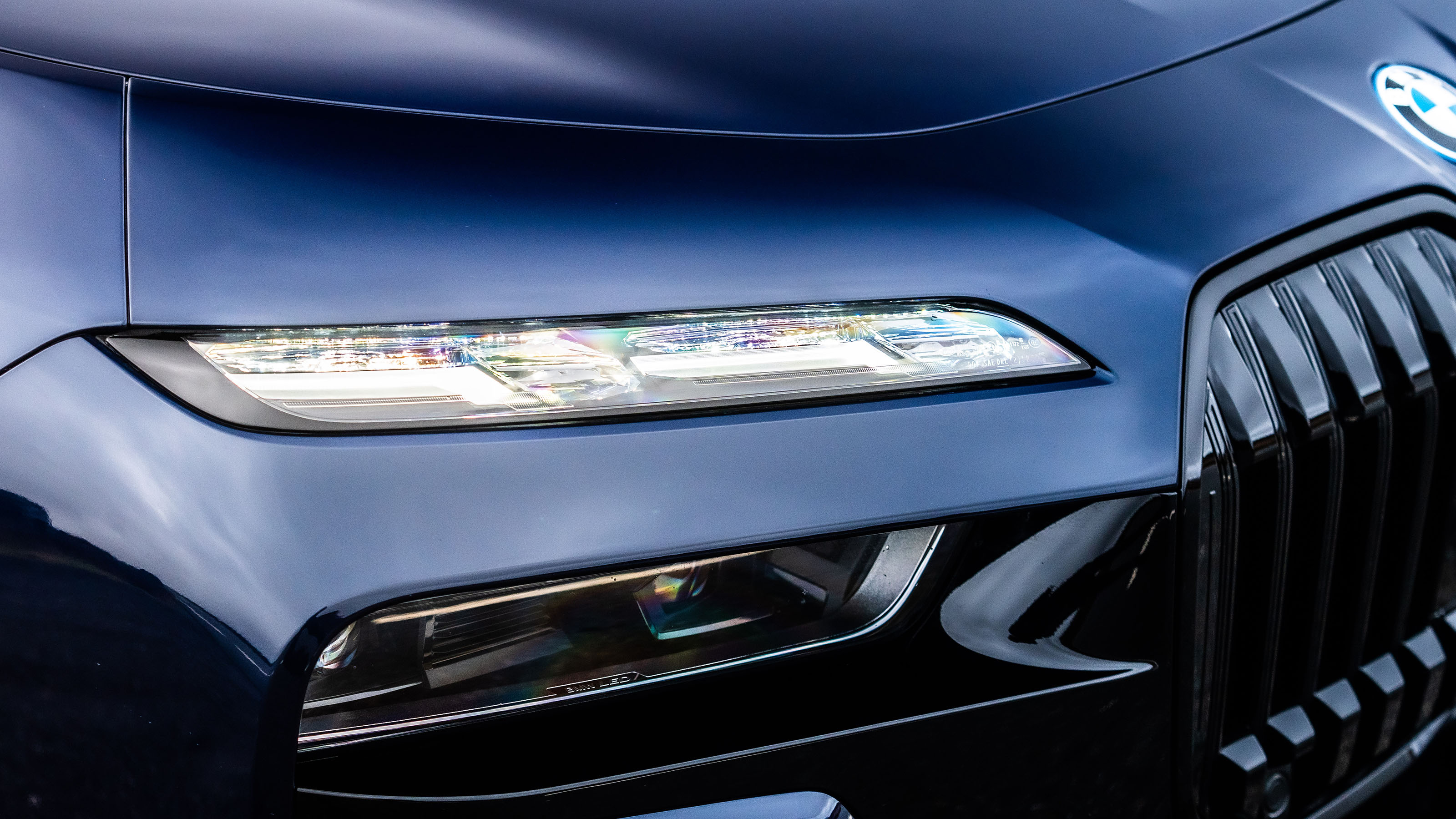 BMW i7 UK static exterior