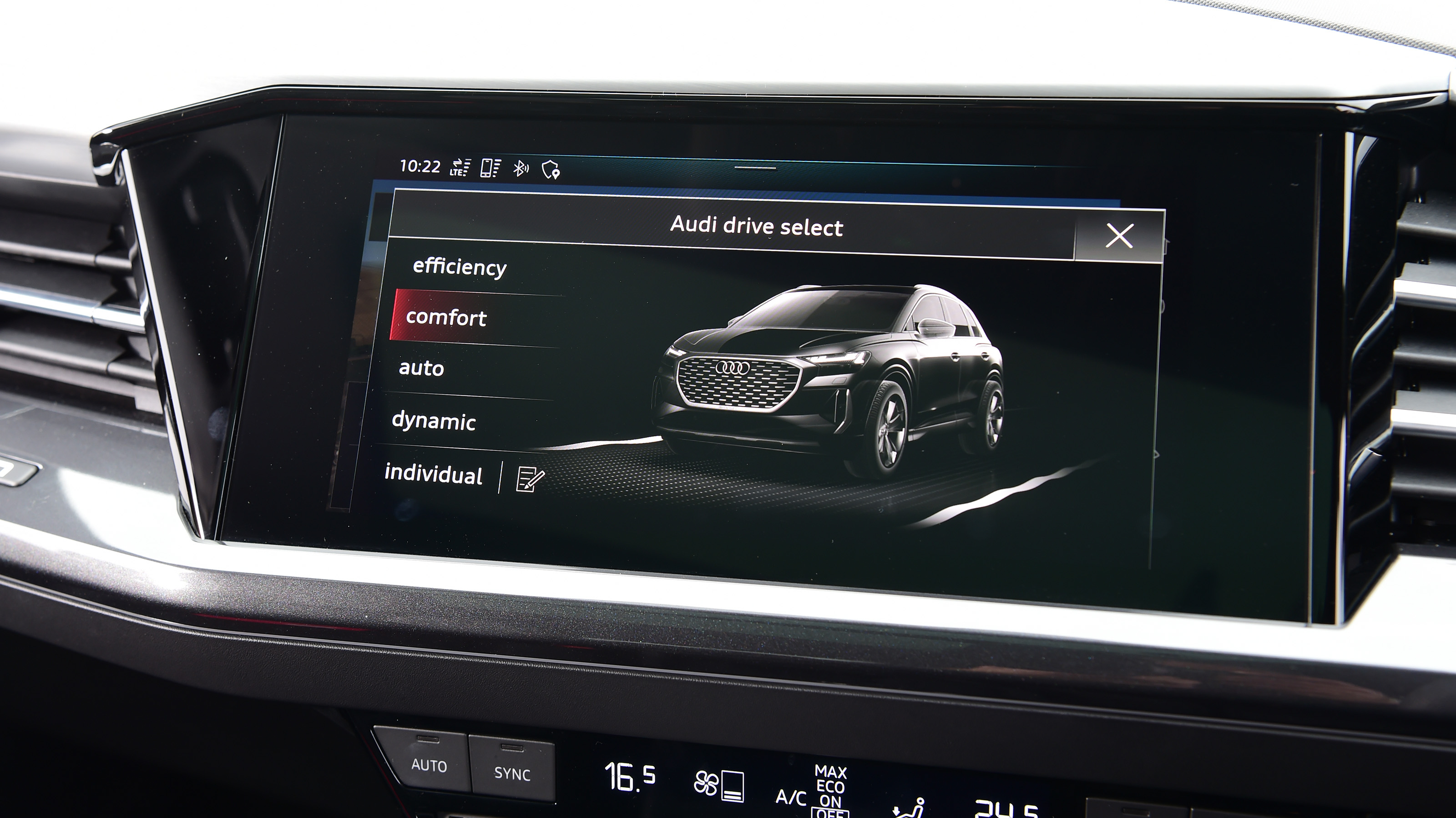 Audi Q4 50 e-tron quattro touchscreen