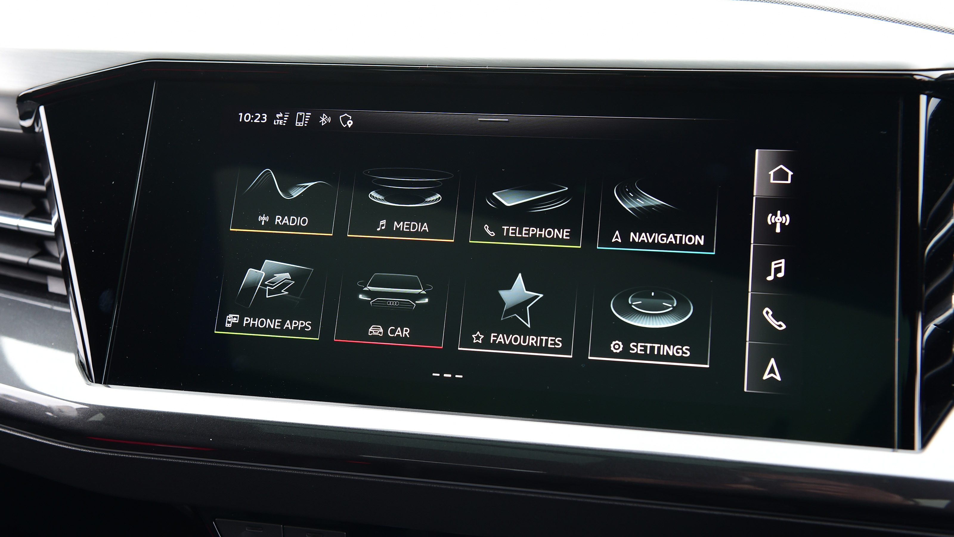 Audi Q4 50 e-tron quattro touchscreen