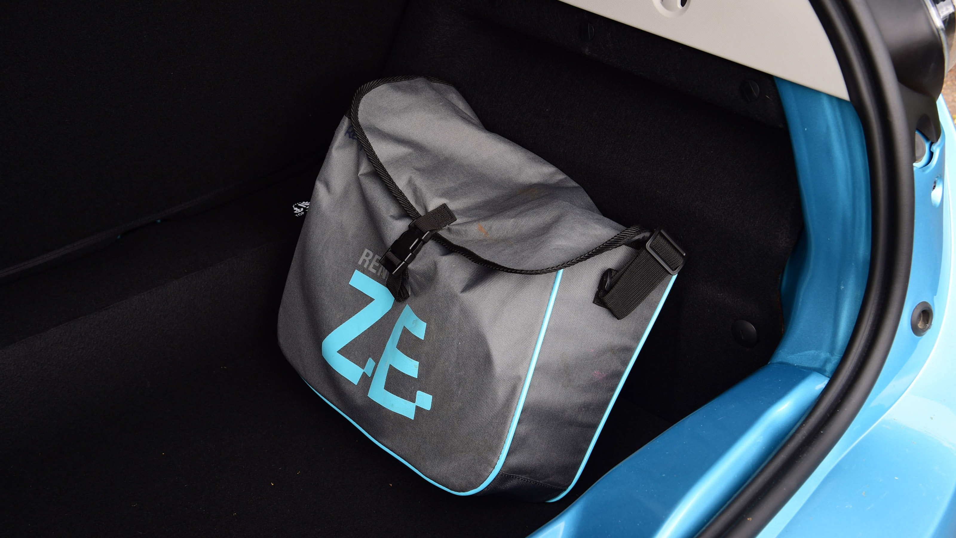 Renault ZOE - charging cable