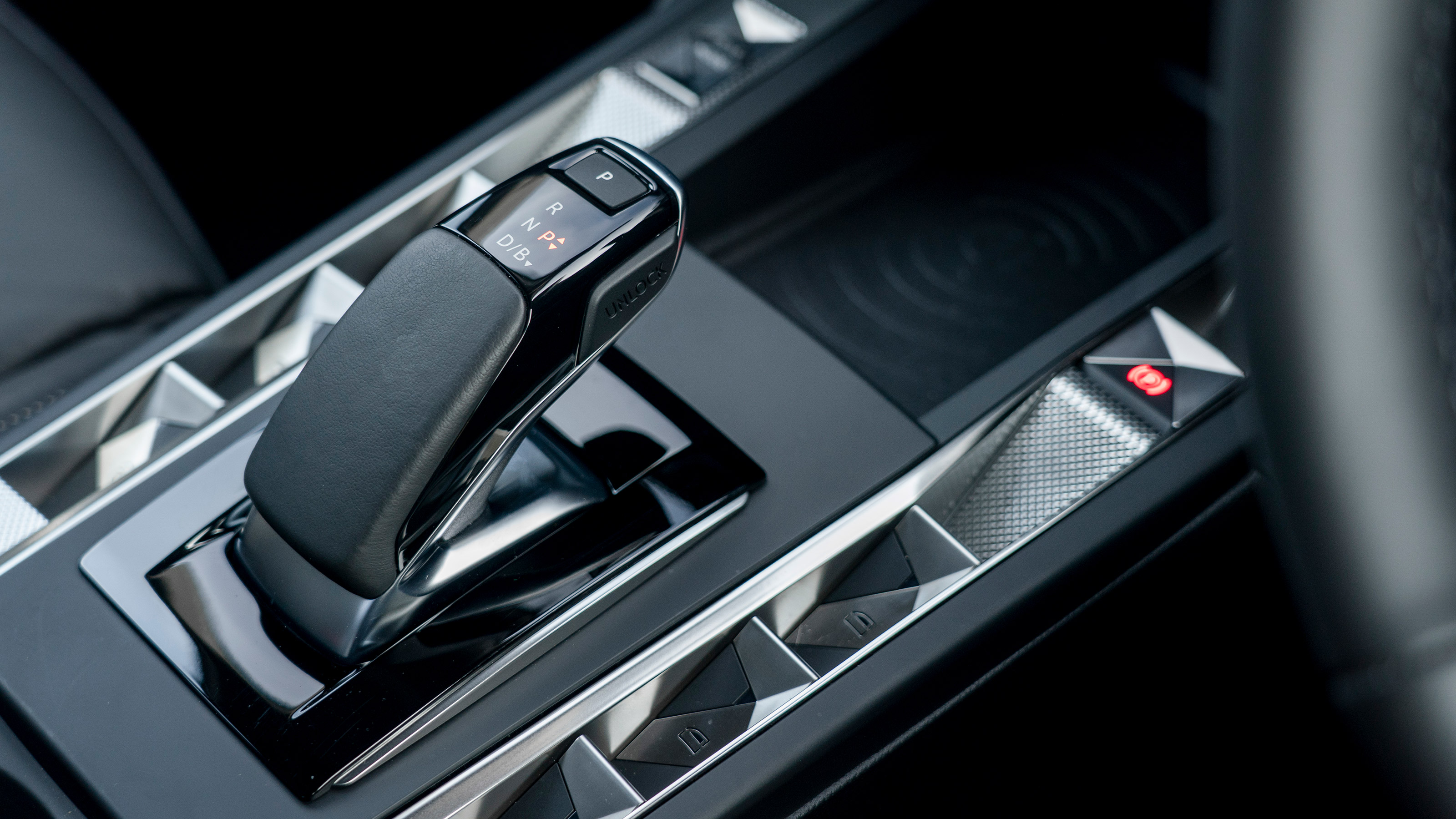 2023 DS 3 E-Tense - centre console