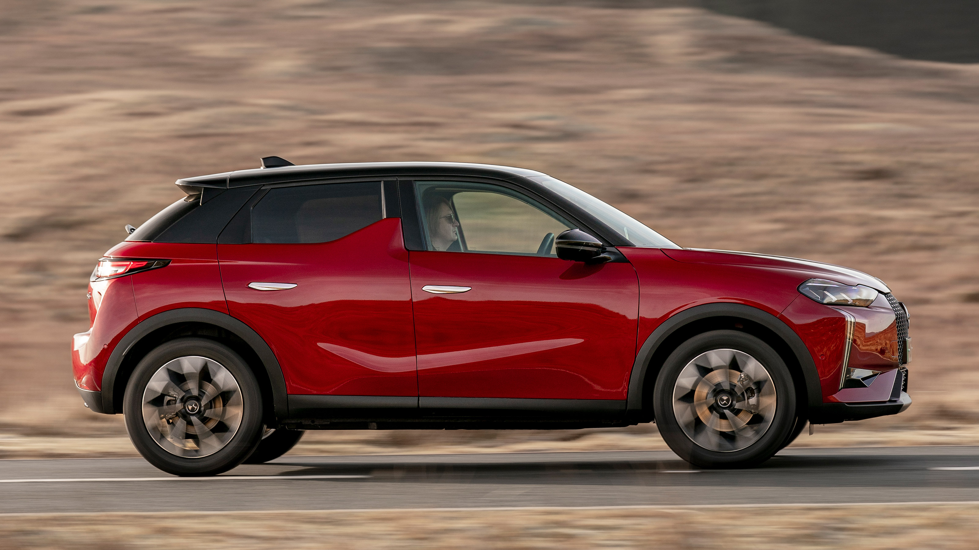 2023 DS 3 E-Tense - side dynamic